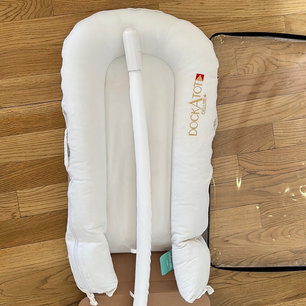 DockATot Deluxe+ plus toy arch white